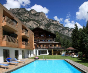 Отель Hotel Piné  Тирес
